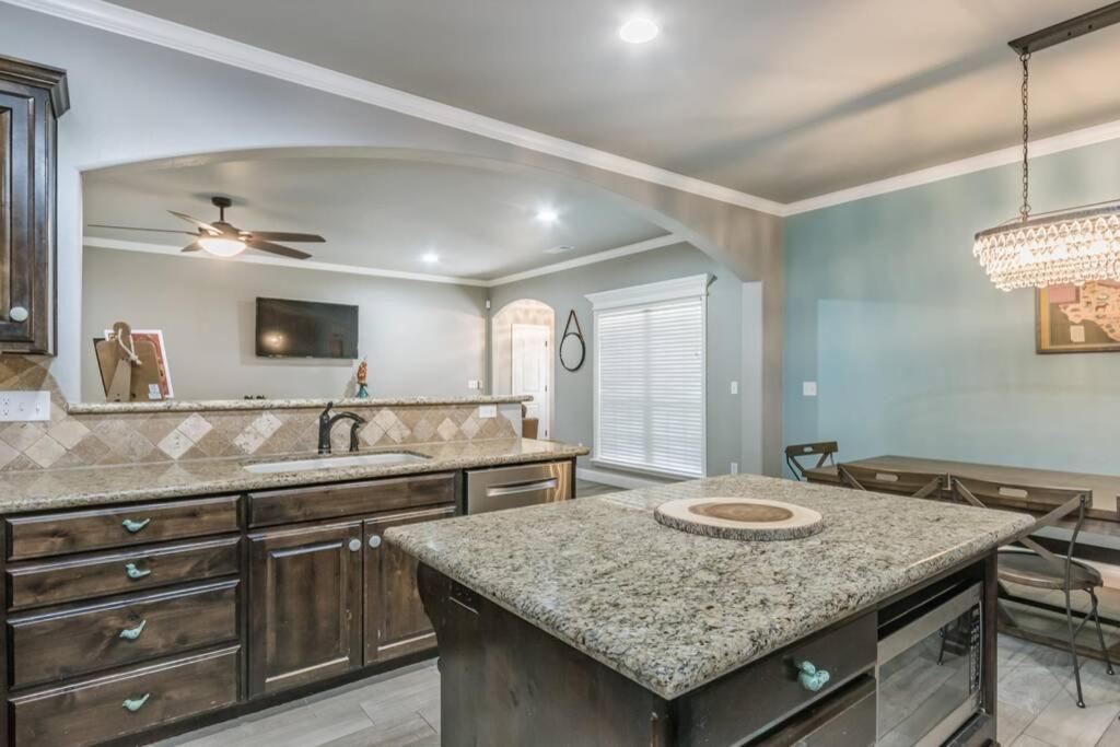 Cheerful 3 Bedroom Home, King Bed, 10 Min From Palo Duro Canyon, Fireplace, Washer Dryer Eksteriør billede